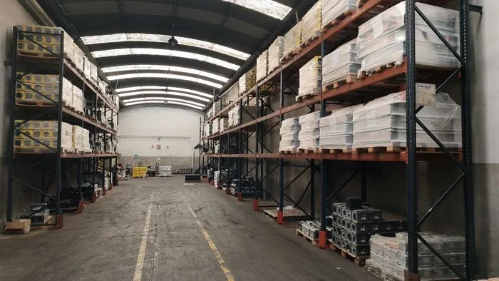 Estanterías industriales con stock de baterías en METALFER